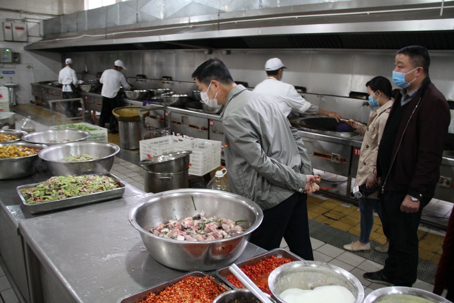 西昌市委常委唐軍調(diào)研四川應用技術職業(yè)學院食品衛(wèi)生安全工作.jpg