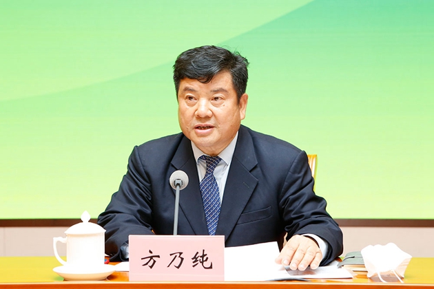 4.中華職業(yè)教育社黨組書記、總干事方乃純主持會議_副本.jpg