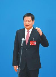 3月7日，“委員通道”集體采訪活動(dòng)上，住川全國(guó)政協(xié)委員蘇華接受媒體采訪。 　　新華社記者 陳曄華 攝.jpg