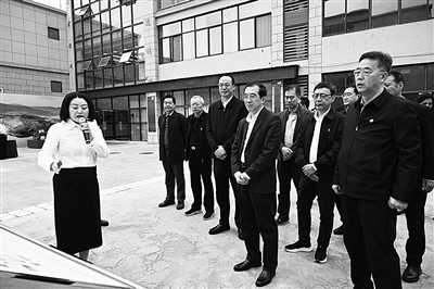 1、調(diào)研組在四川省雅安市漢源縣調(diào)研大學生電商直播創(chuàng)業(yè)項目以及就業(yè)援助吸納帶動就業(yè)情況。.jpg