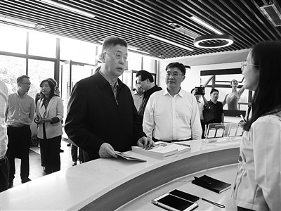 2、調(diào)研組在四川省雅安市漢源縣調(diào)研大學生電商直播創(chuàng)業(yè)項目以及就業(yè)援助吸納帶動就業(yè)情況。.jpg